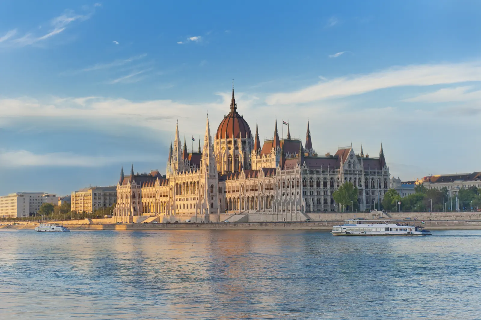 Vue sur le Danube et le magnifique parlement de Budapest en Hongrie