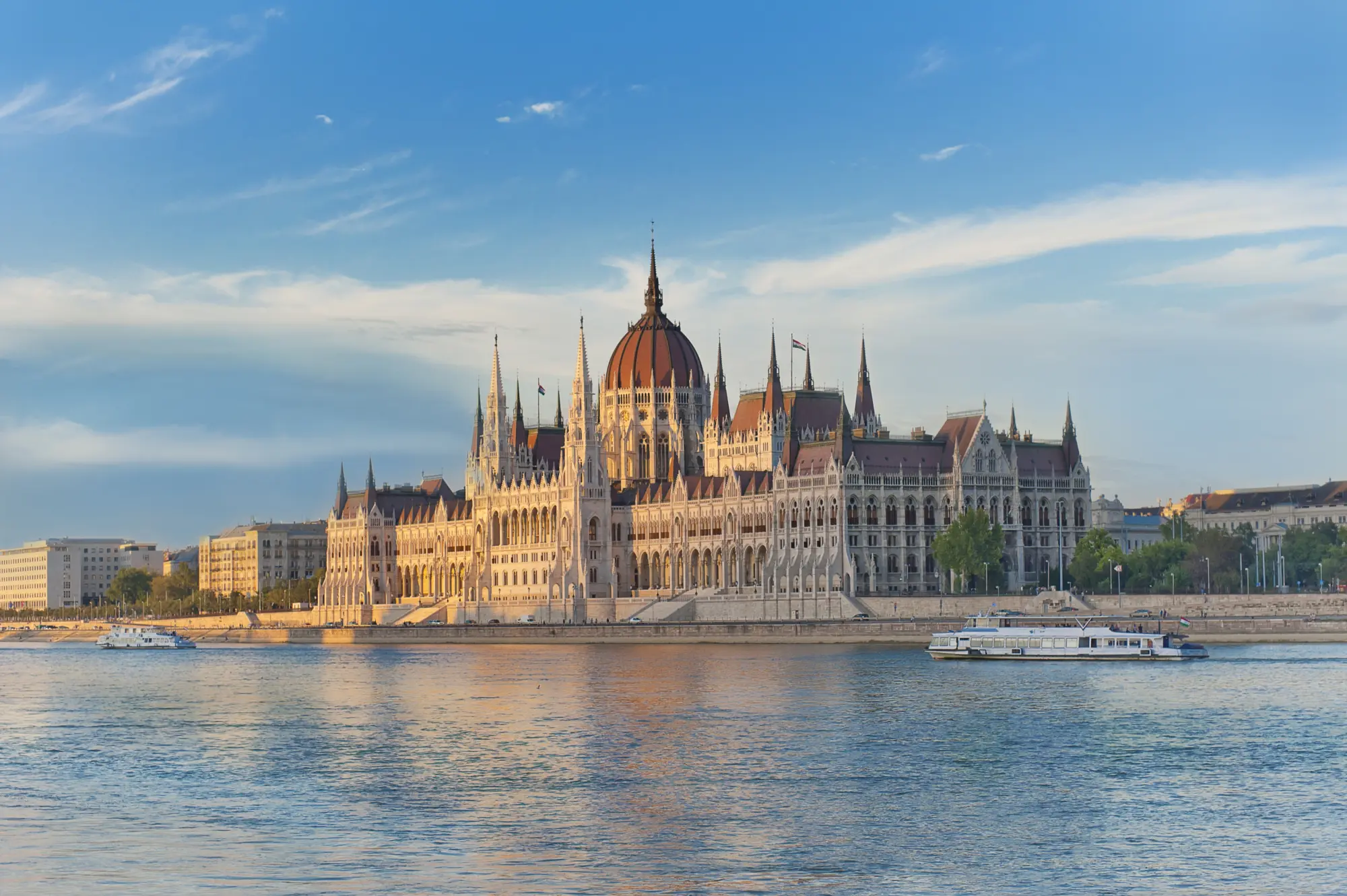 Vue sur le Danube et le magnifique parlement de Budapest en Hongrie