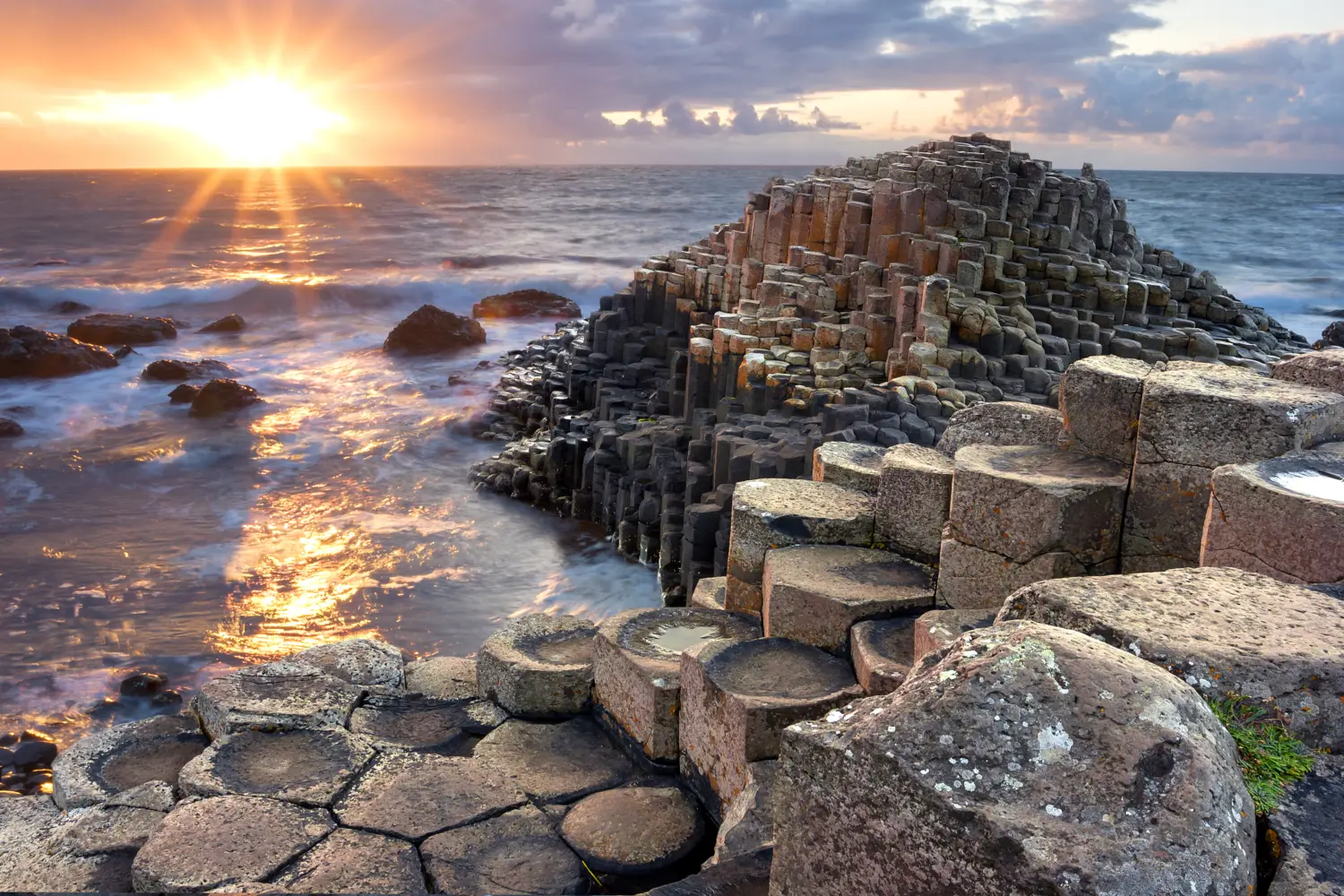 Coucher de soleil sur la Chaussée des Géants en Irlande du Nord, près de Belfast