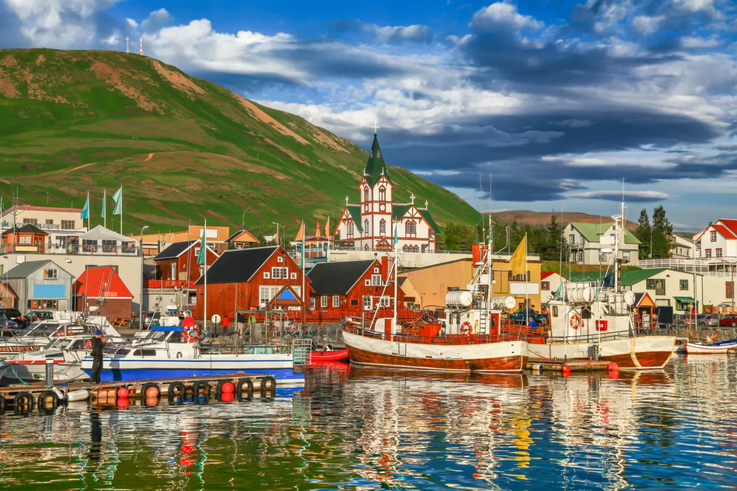 Vue sur la ville et le petit port de Husavik en Islande