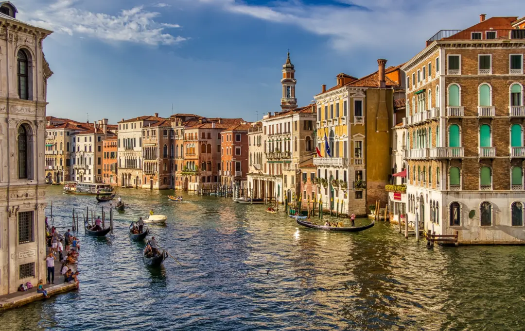 Vue sur le grand Canal à Venise avec ses gondoles sous un magnifique ciel bleu