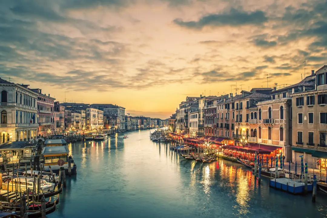 Vue sur le grand canal à Venise à la tombée du jour