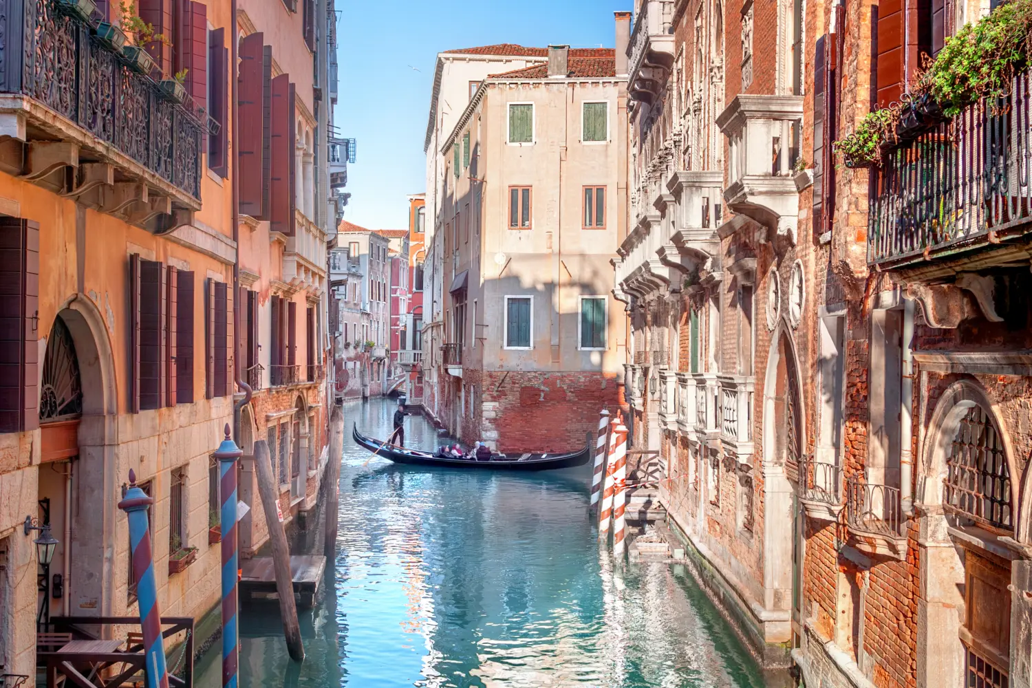 Vue d'un petit canal de la ville de Venise