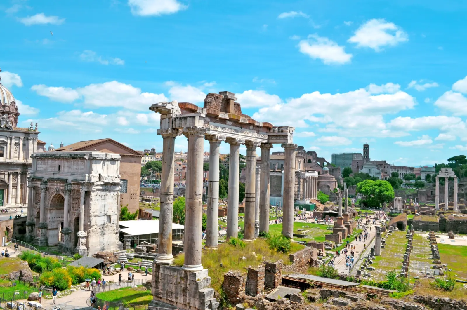 Vue sur les ruines du musée en plein air, le Forum romain à Rome en Italie