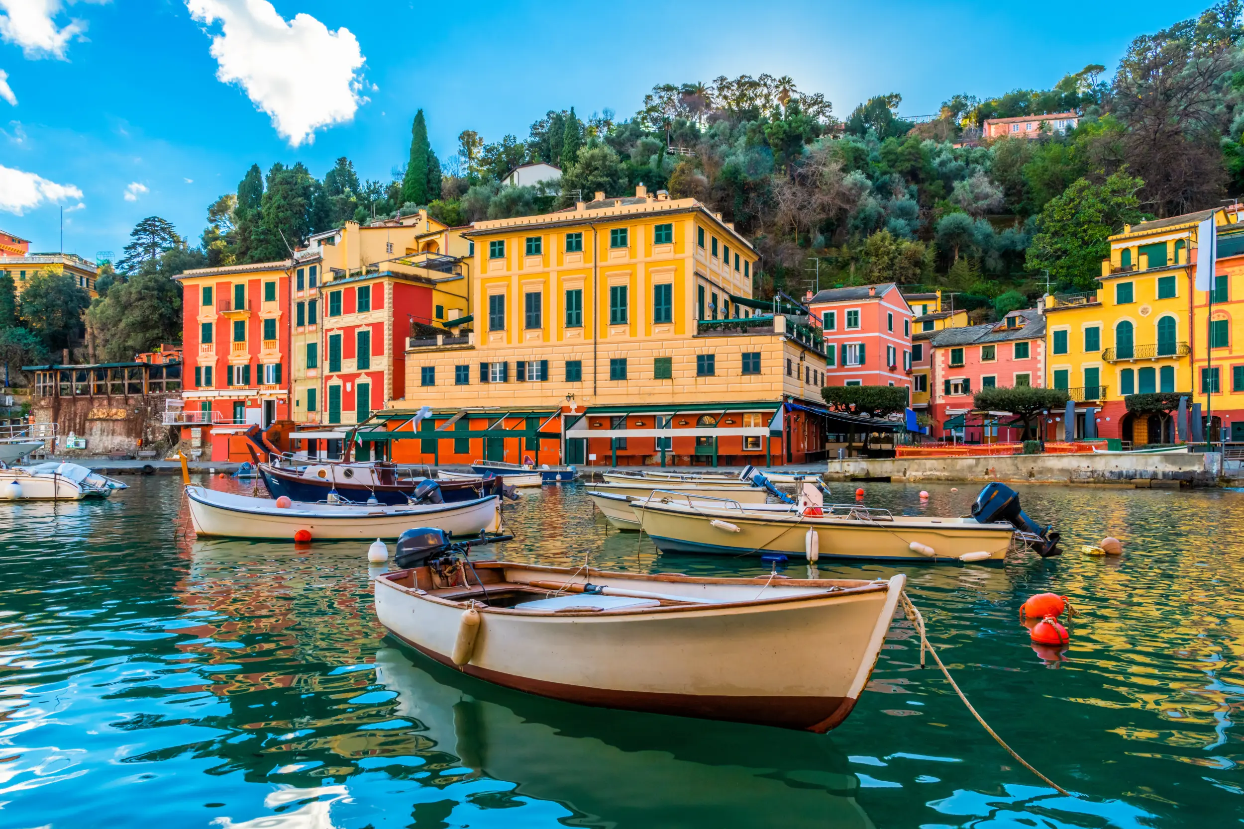 Des bateaux de pêches dans le port de Portofino en Italie
