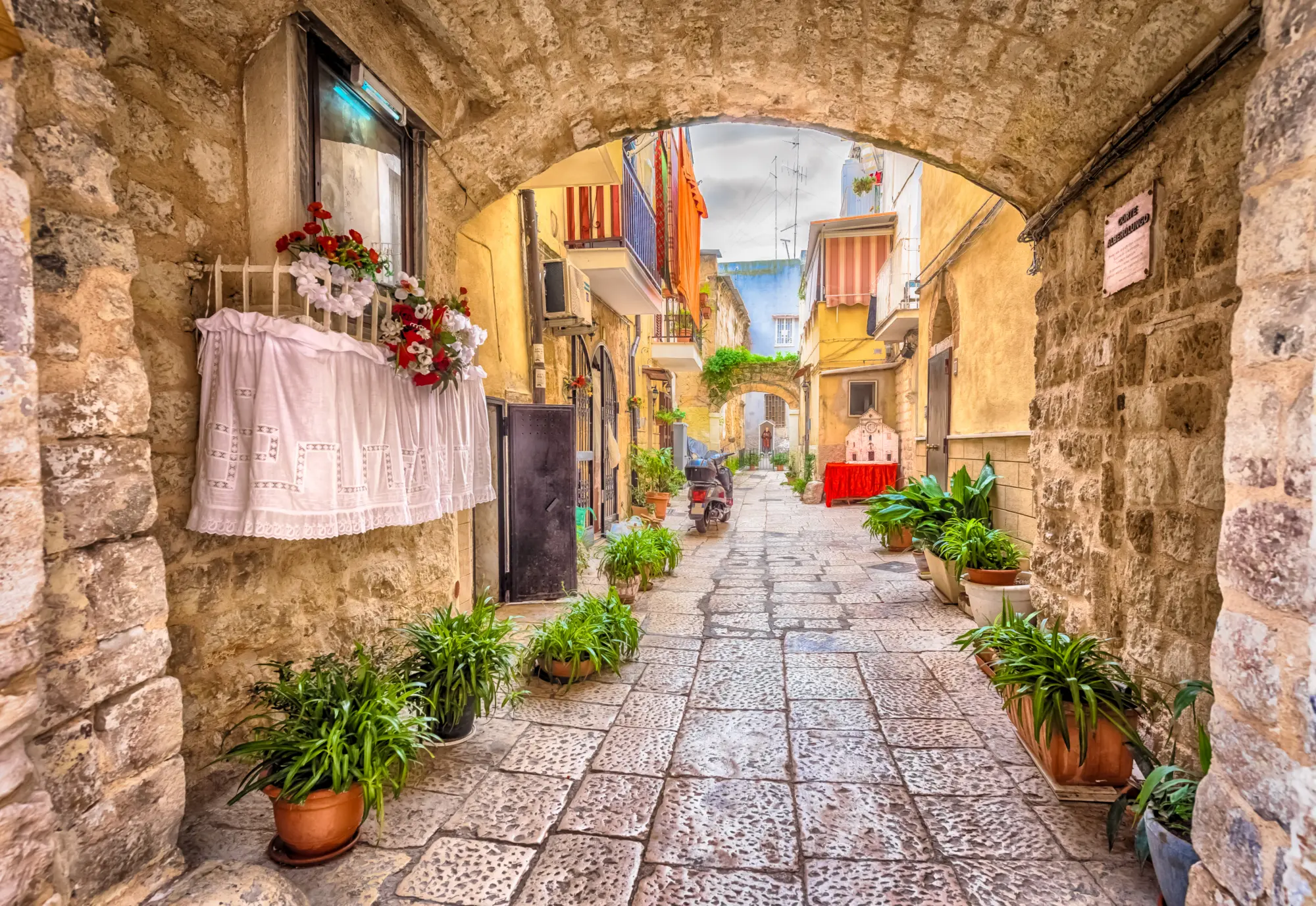 Vue sur l'une des petites rues de la vieille ville de Bari en Italie