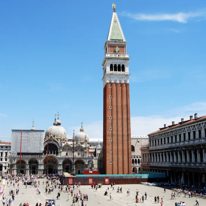 Vue sur la Place St-Marc à Venise en Italie