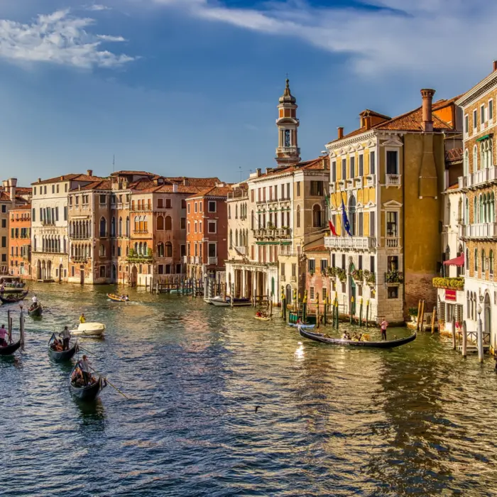 Vue sur le grand Canal à Venise avec ses gondoles sous un magnifique ciel bleu