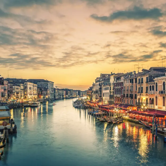 Vue sur le grand canal à Venise à la tombée du jour