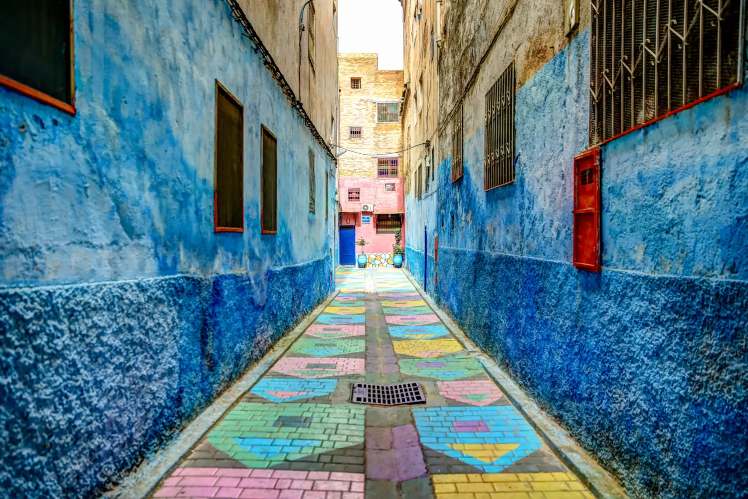 Vue sur l'une des rues colorées de la ville de Fès au Maroc