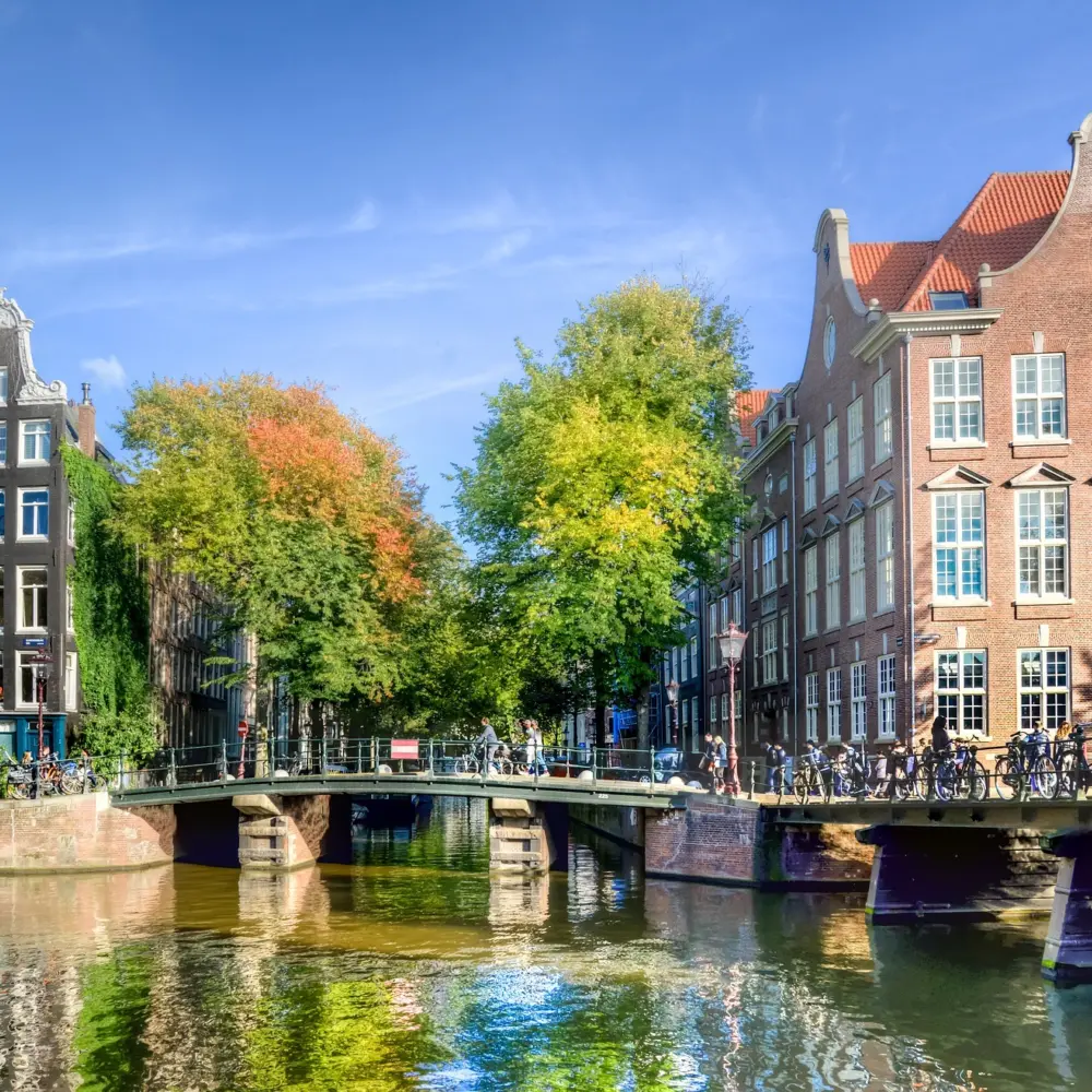 Vue sur l'un des petits ponts enjambant le canal dans la ville d'Amsterdam que l'on retrouve un peu partout dans la ville