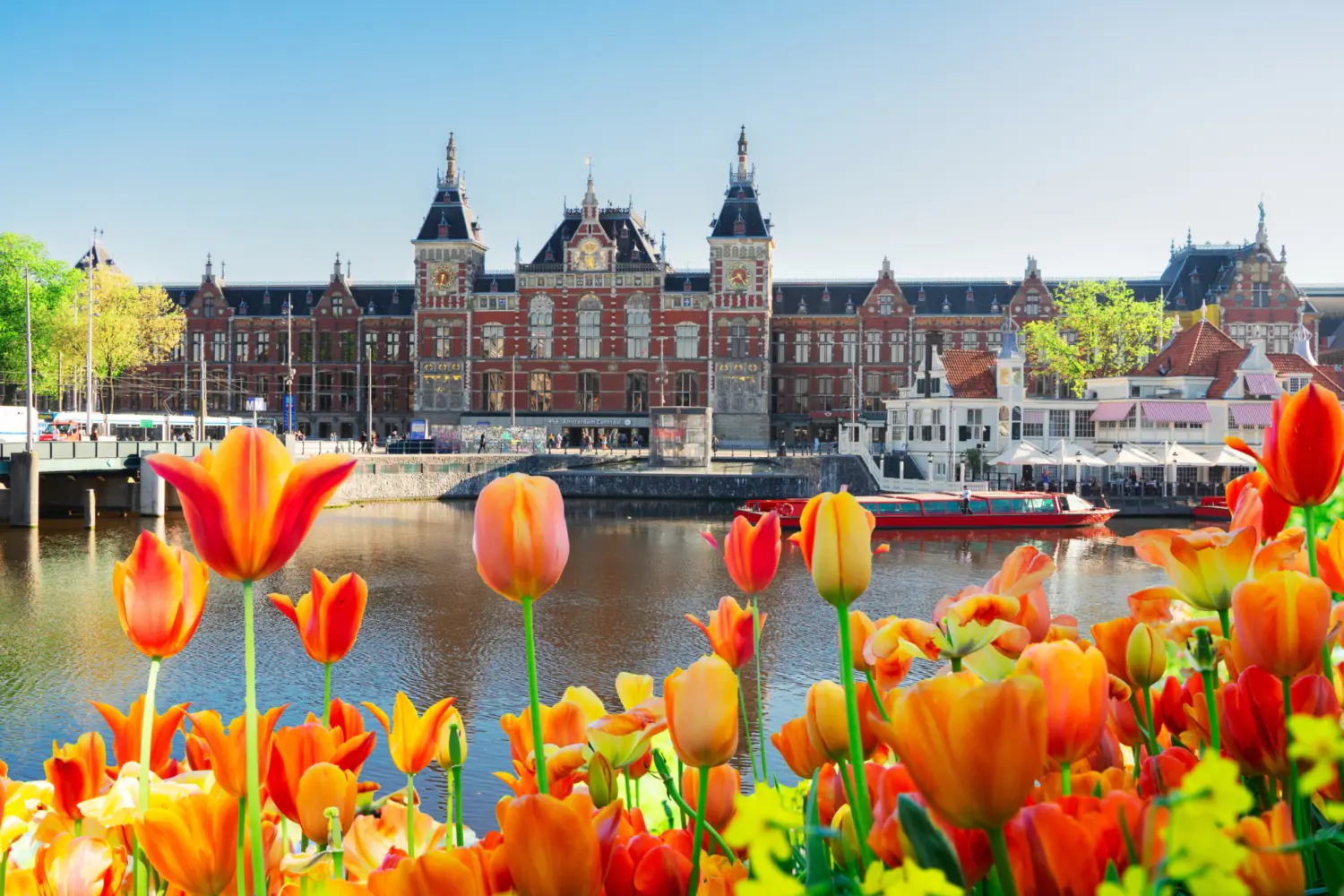 Vue sur la station de train au cœur d'Amsterdam au Pays-Bas pendant la saison des tulipes
