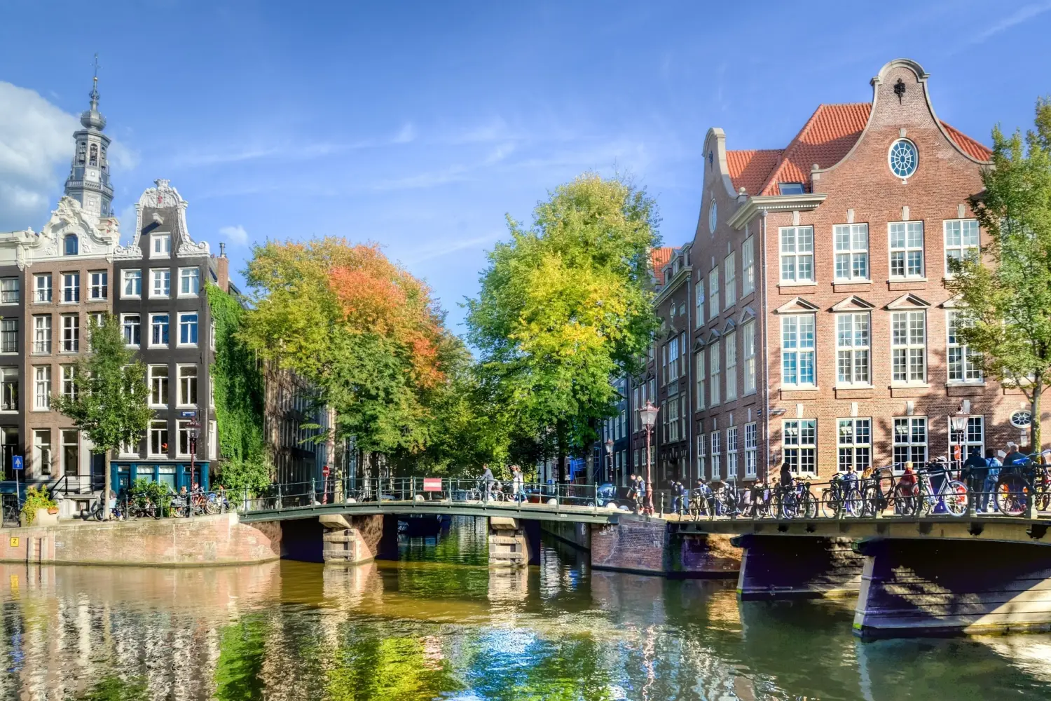 Vue sur l'un des petits ponts enjambant le canal dans la ville d'Amsterdam que l'on retrouve un peu partout dans la ville