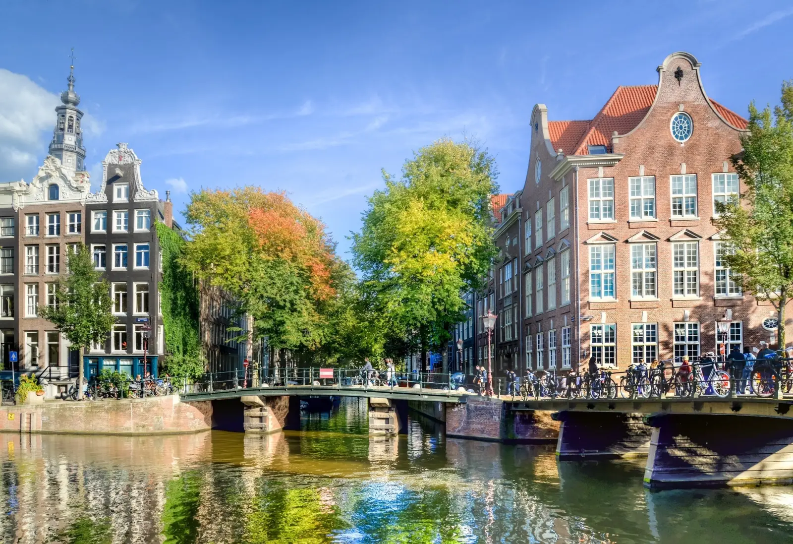 Vue sur l'un des petits ponts enjambant le canal dans la ville d'Amsterdam que l'on retrouve un peu partout dans la ville