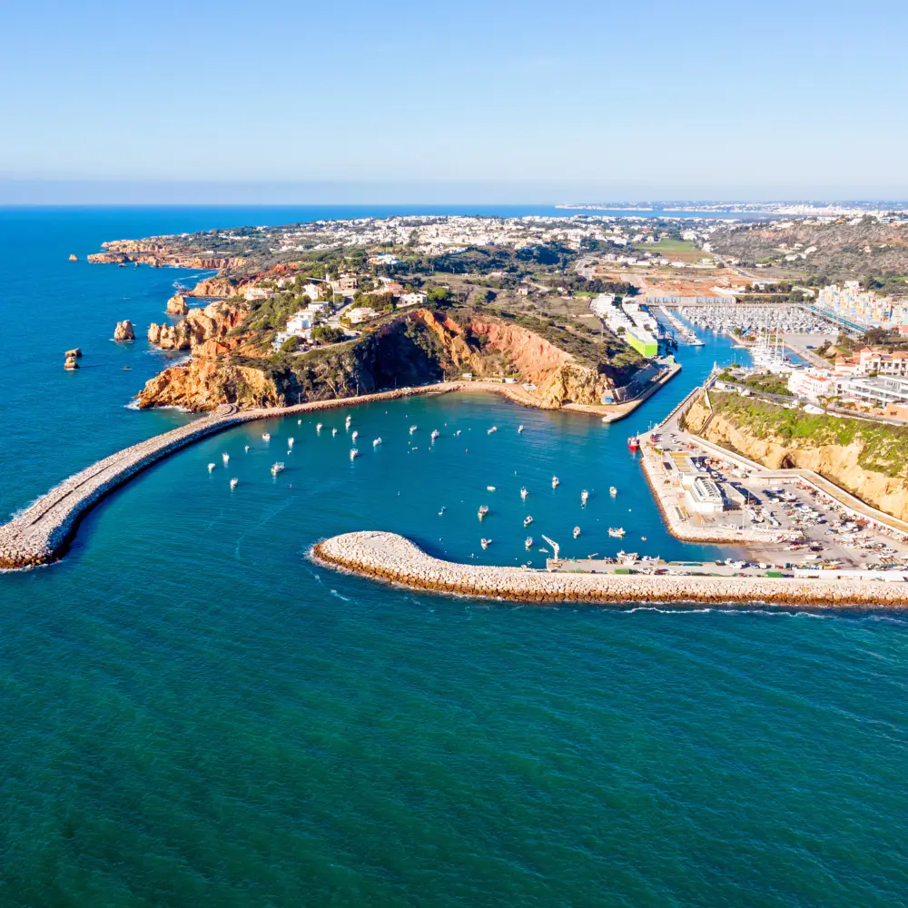 Vue aérienne de la Marina de Albufeira située dans la région de l'Algarve au Portugal