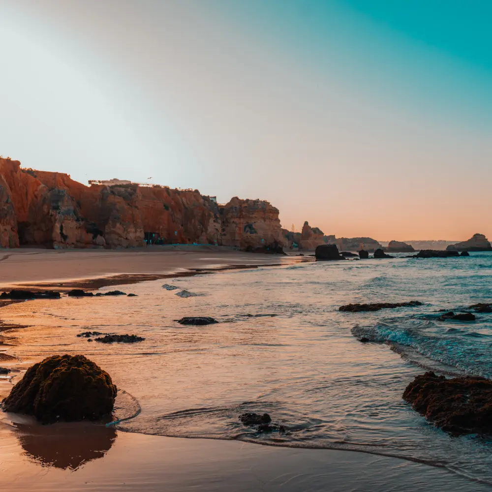 La Praia da Rocha, une célèbre plage située à Portimão, dans la région de l'Algarve au Portugal