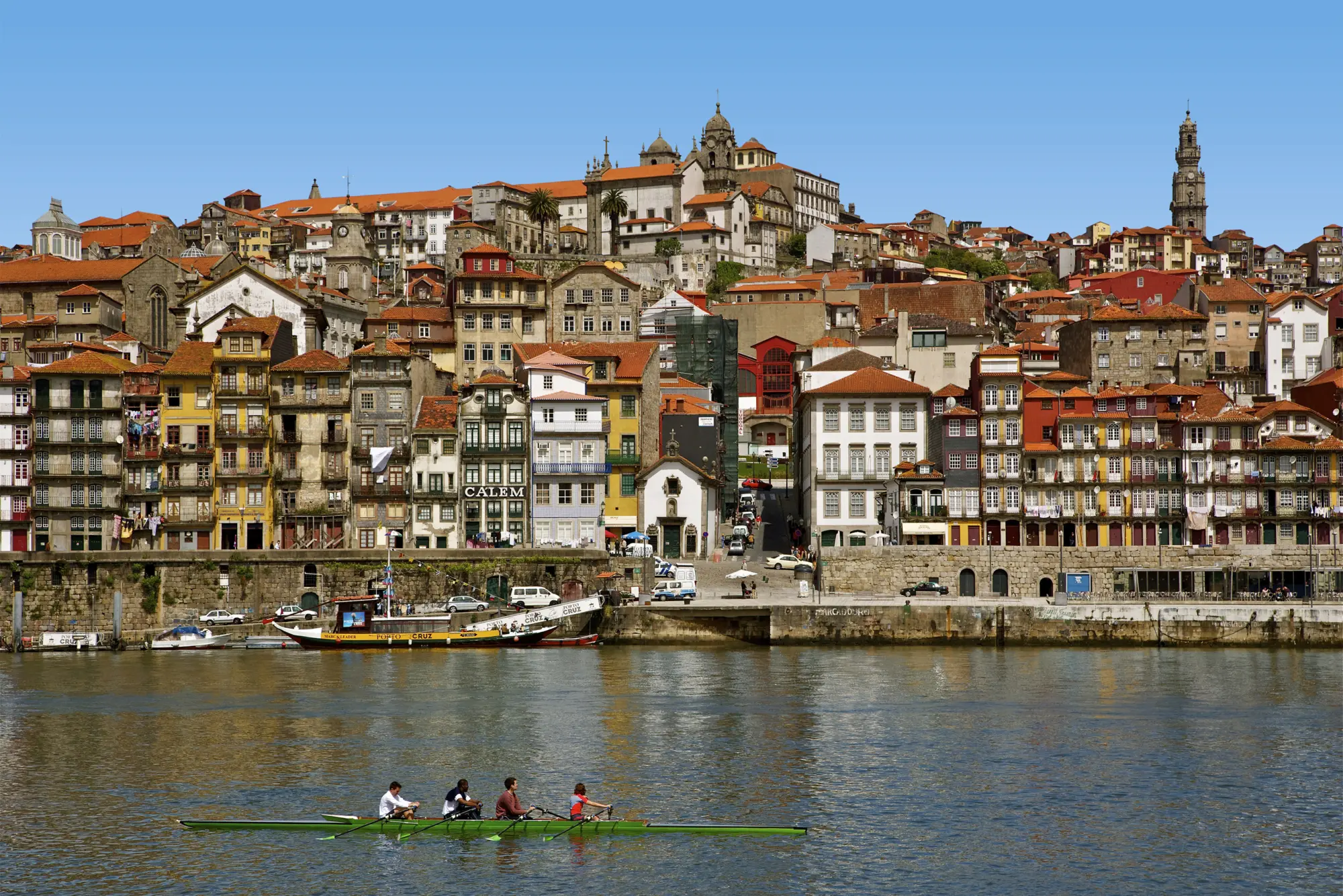Vue sur le Douro avec en arrière-plan la magnifique ville de Porto au Portugal