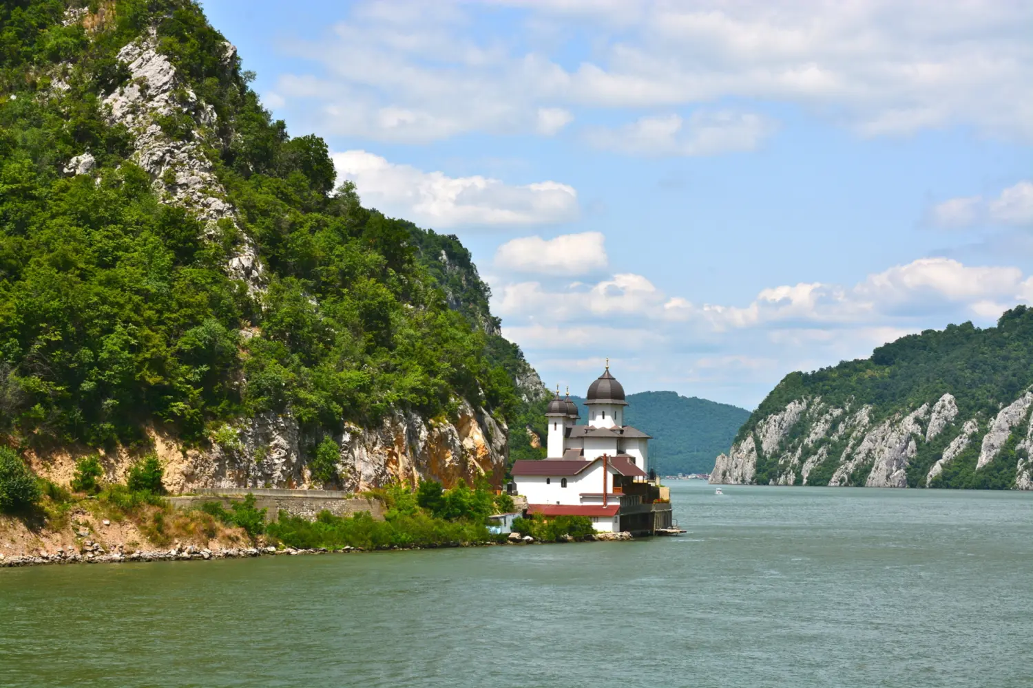 Navigation sur le Danube vers les Portes de fer, frontière naturelle entre la Roumanie et la Serbie