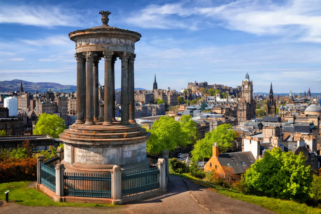 Vue sur le monument Dugald Stewart avec la ville d'Édimbourg en arrière-plan