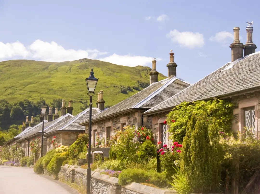 Vue sur le mangifique village de Luss situé dans le parc national de Loch Lomond en Écosse