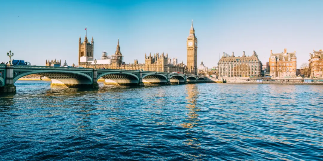Vue sur la tamise avec en arrière-plan, le Big Ben et le palais Westminster à Londres au Royaume-Uni