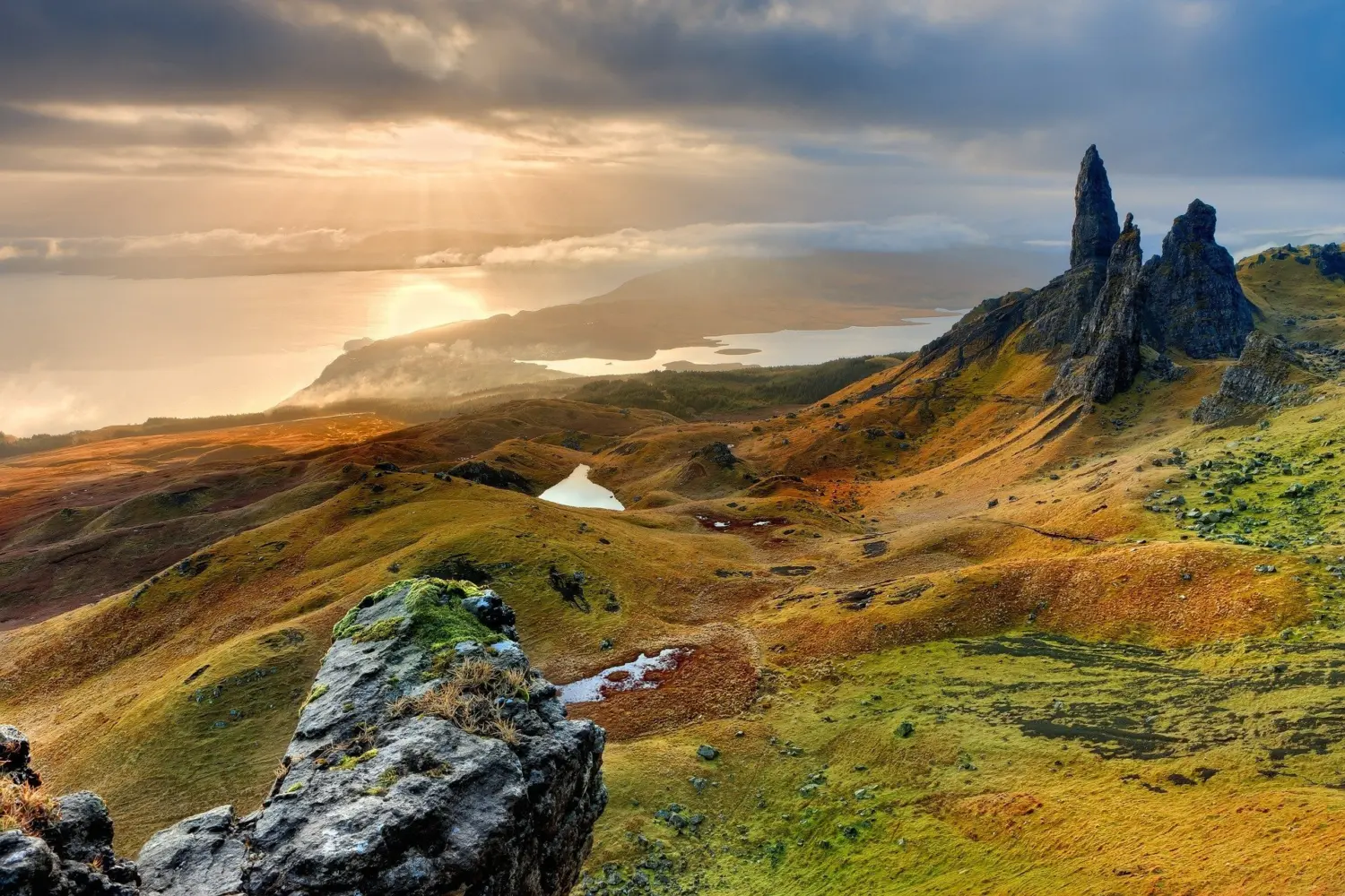 Vue sur les magnigfiques paysages de l'Île de Skye en Écosse