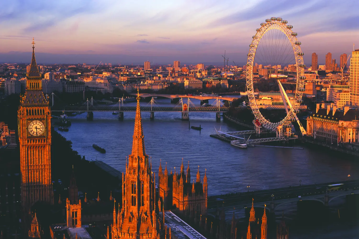 Vue sur la tamise, le Big Ben et le London Eye à Londres  au Royaume-Uni