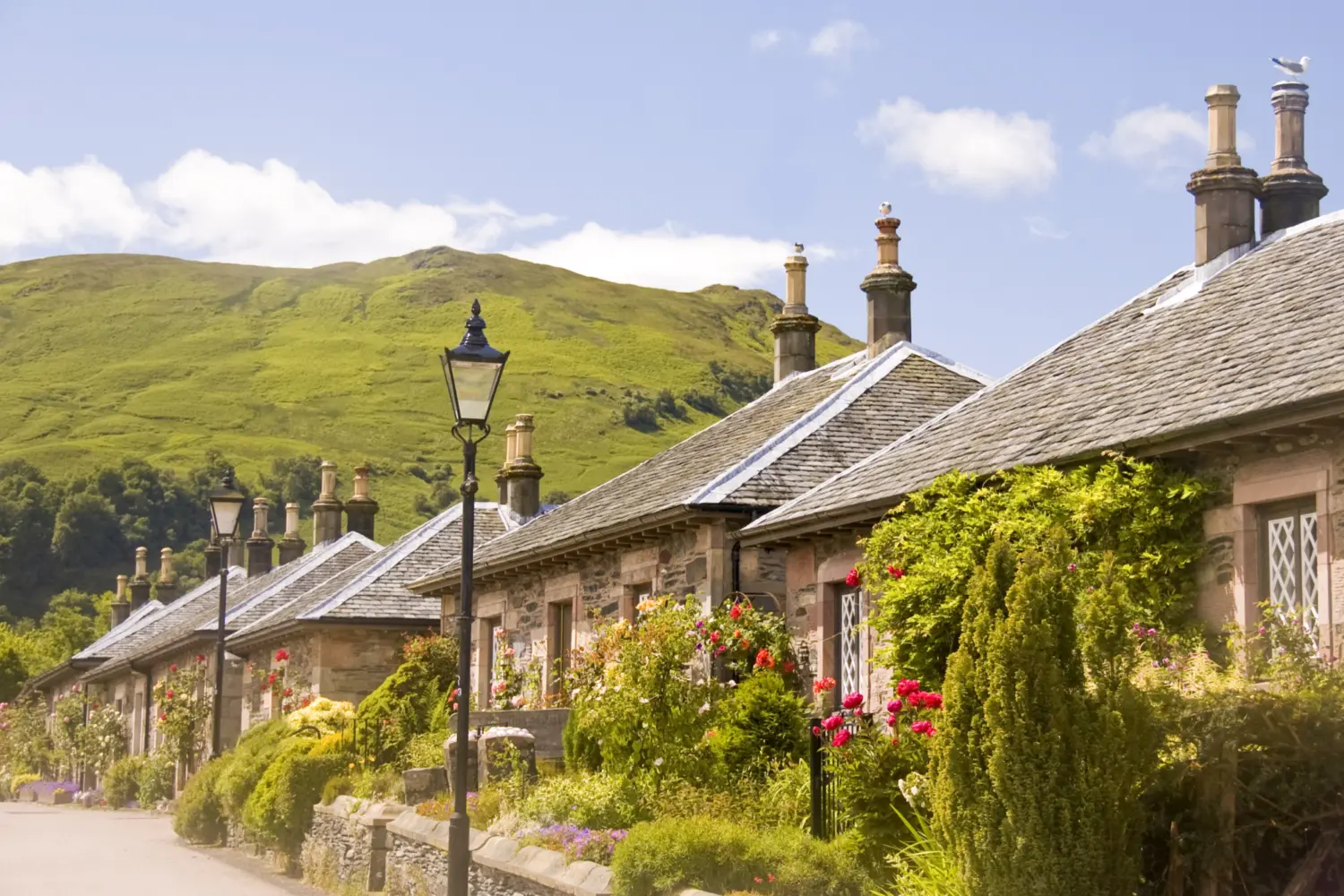 Vue sur le mangifique village de Luss situé dans le parc national de Loch Lomond en Écosse