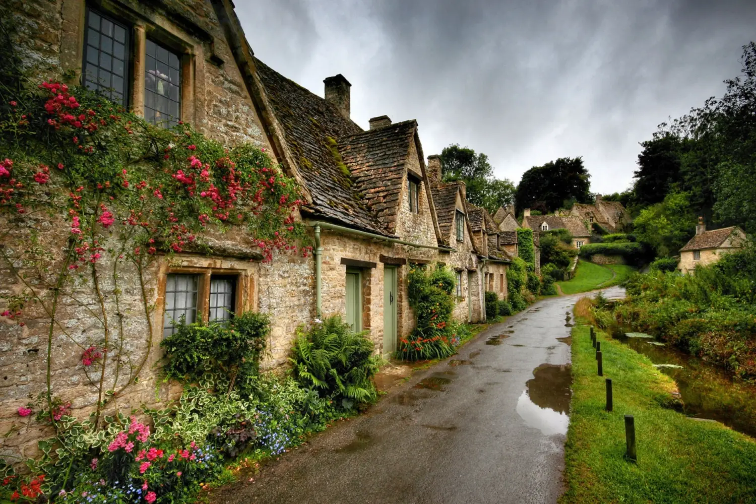 Sur un l'un des villages de la région des Cotswolds au Royaume-Uni sous un ciel gris