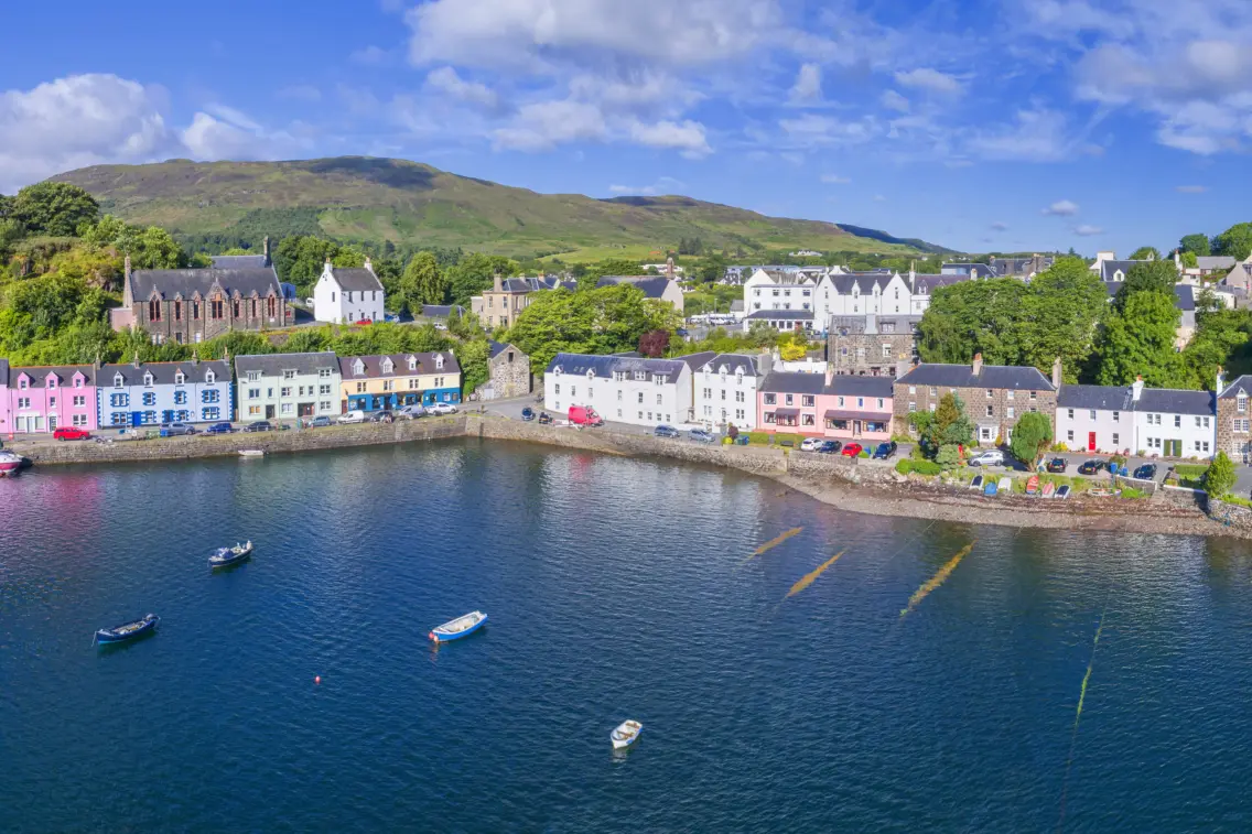 Vue sur la ville et la baie de Portree en Écosse