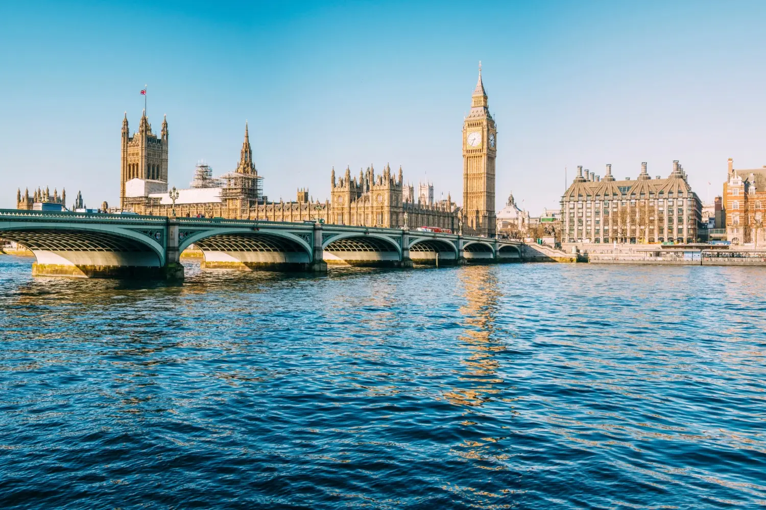 Vue sur la tamise avec en arrière-plan, le Big Ben et le palais Westminster à Londres au Royaume-Uni
