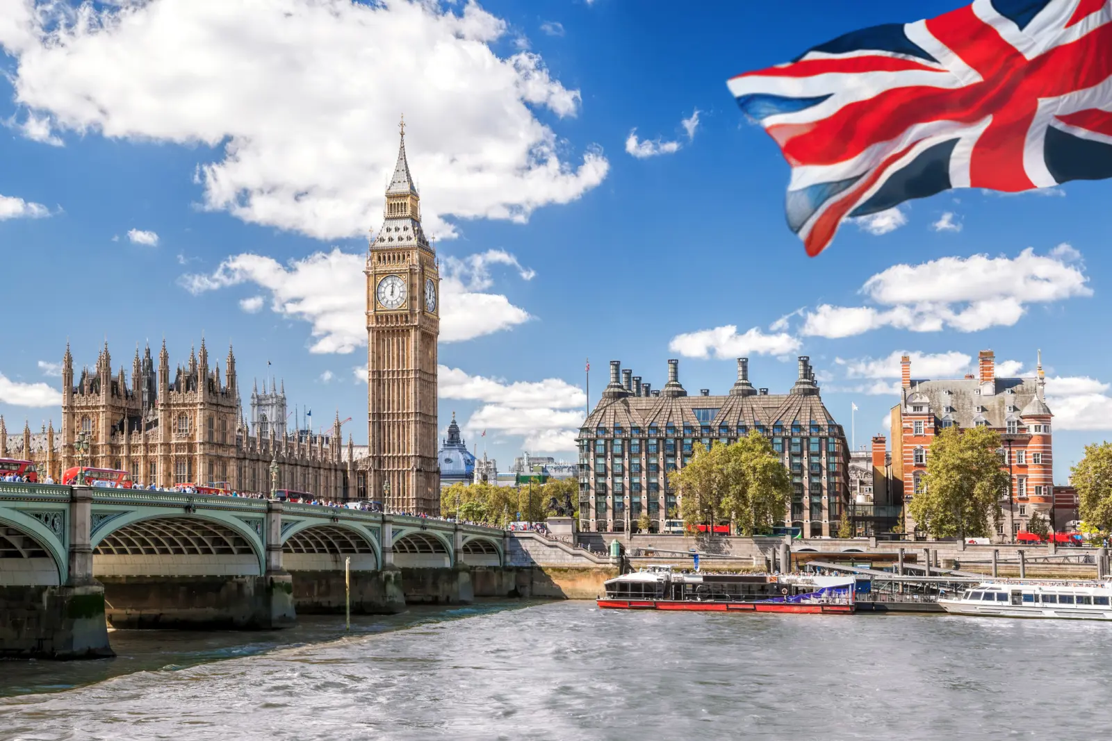 Big Ben avec pont sur la Tamise et drapeau de l’Angleterre contre le ciel bleu à Londres, Angleterre, Royaume-Uni