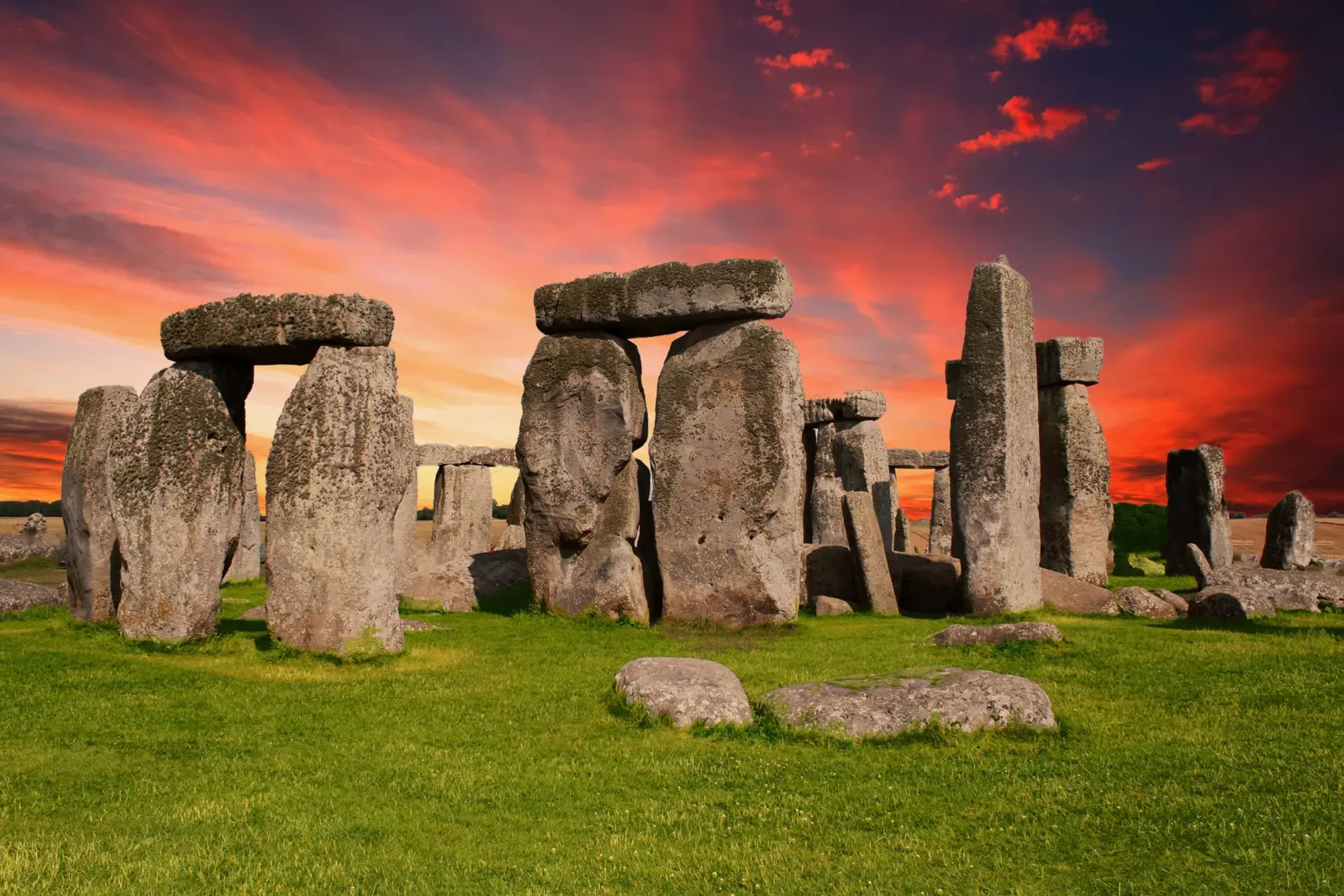Sur sur le célèbre site de Stonehenge au Royaume-Uni sous un magnifique ciel rose