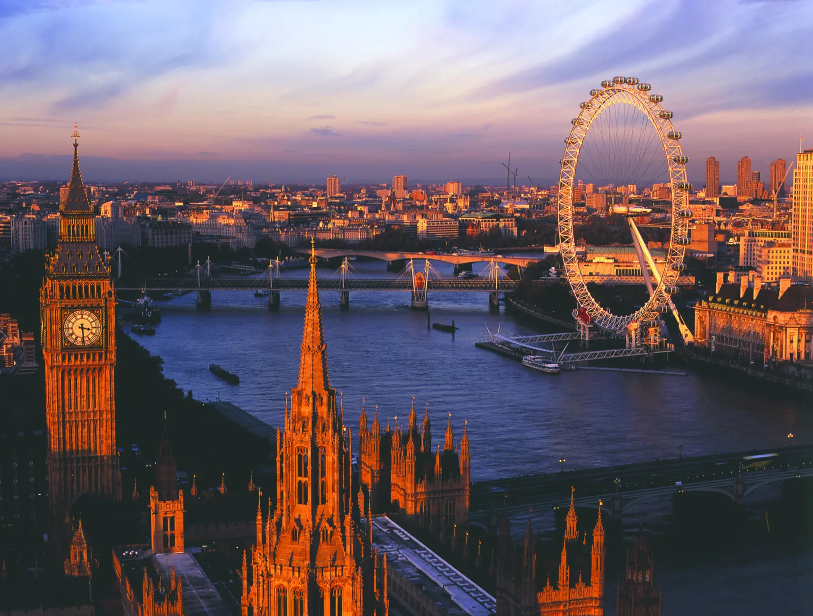 Vue sur la tamise, le Big Ben et le London Eye à Londres  au Royaume-Uni