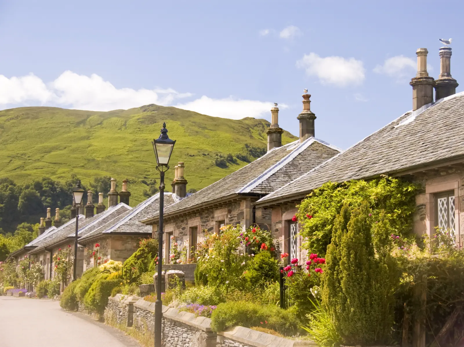 Vue sur le mangifique village de Luss situé dans le parc national de Loch Lomond en Écosse