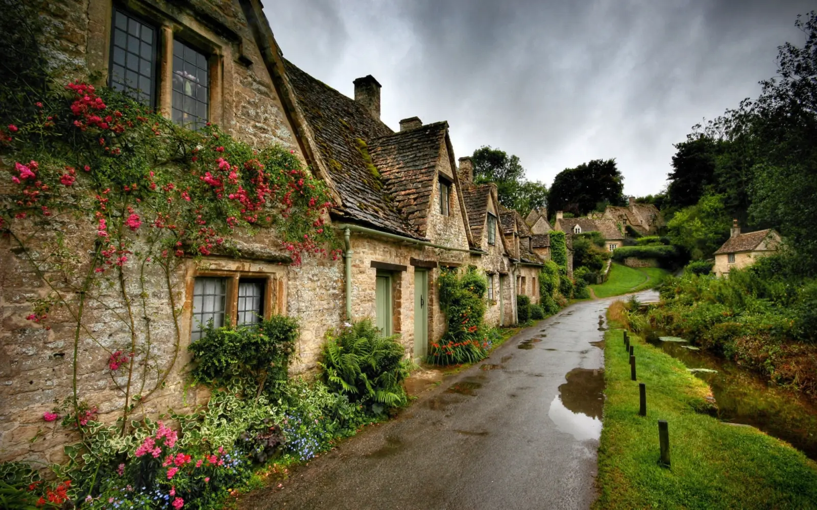 Sur un l'un des villages de la région des Cotswolds au Royaume-Uni sous un ciel gris
