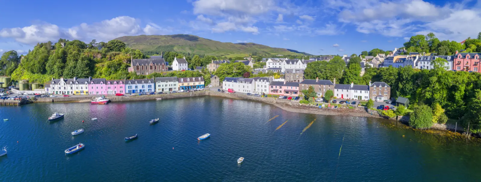 Vue sur la ville et la baie de Portree en Écosse