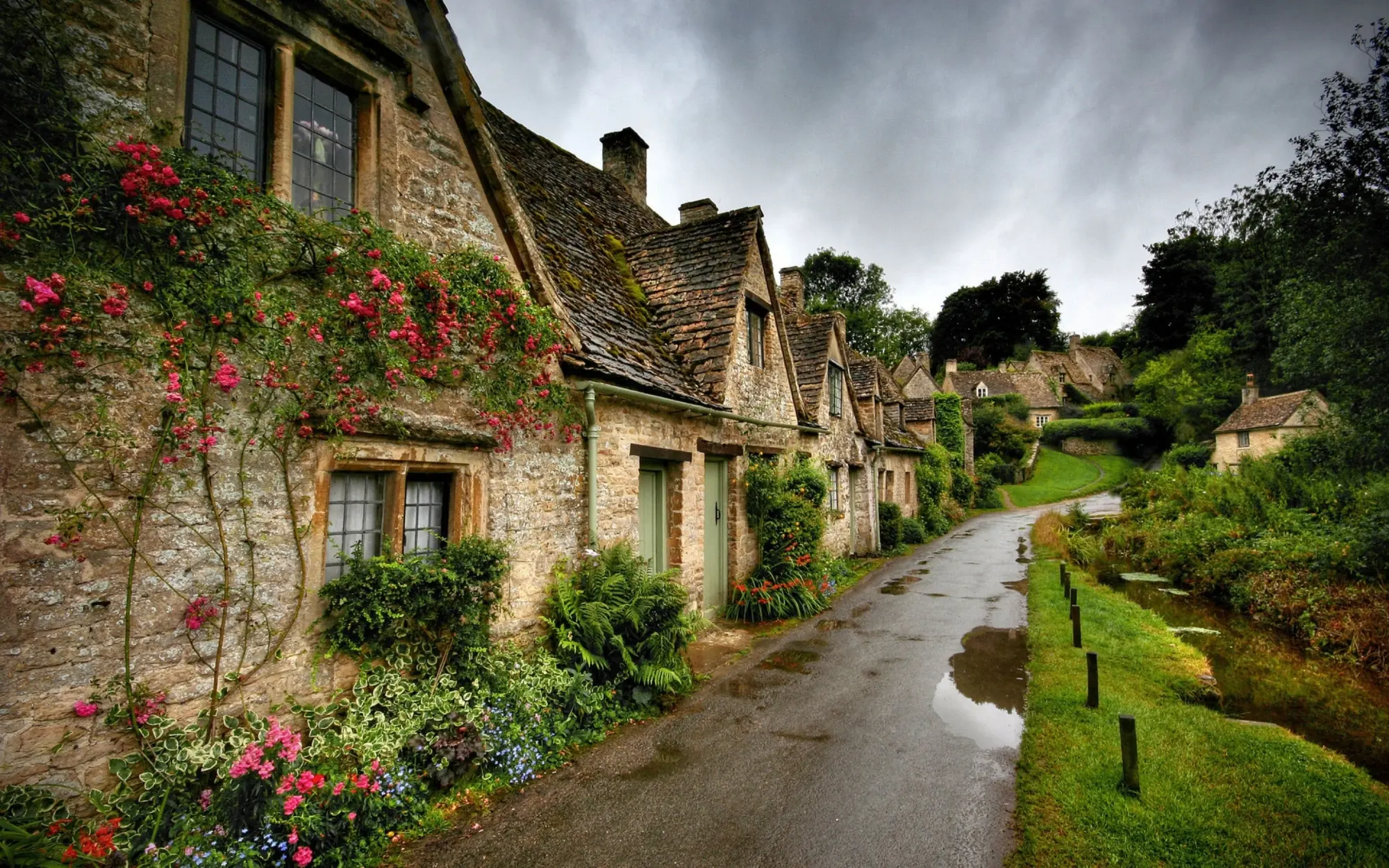 Sur un l'un des villages de la région des Cotswolds au Royaume-Uni sous un ciel gris