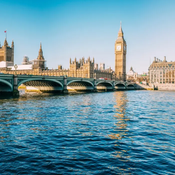 Vue sur la tamise avec en arrière-plan, le Big Ben et le palais Westminster à Londres au Royaume-Uni