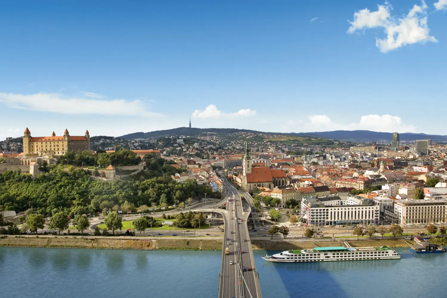 Vue aérienne sur le Danube et la ville de Bratislava en Slovaquie