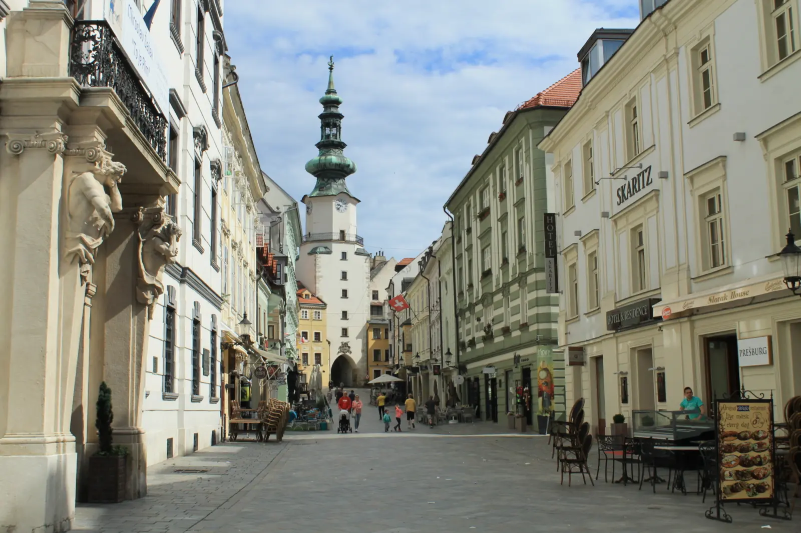 Vue sur la porte St-Michel à Bratislava en Slovaquie