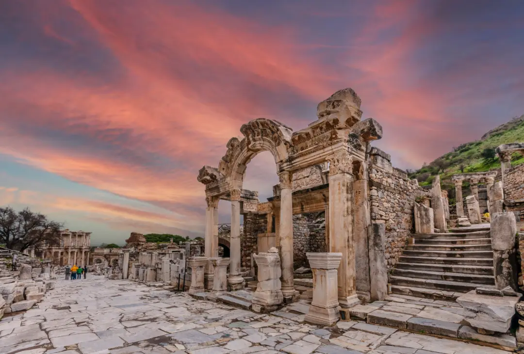 Vue sur le mangifique temple d'Hadrian à Éphèse en Turquie sous un ciel rose