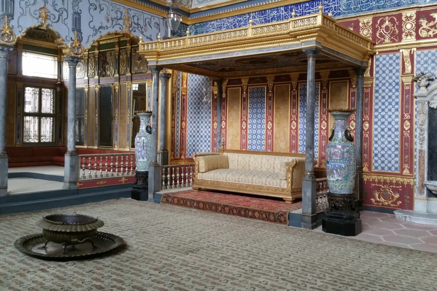 Vue de l'une des salles à l'intérieur du palais de Topkapi à Istanbul en Turquie