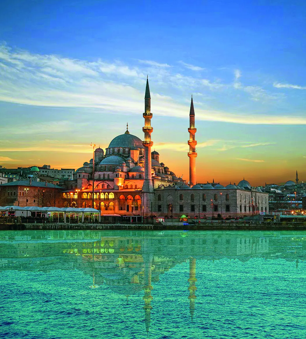 Vue sur le Bosphore et la mosquée bleue à Istanbul en Turquie