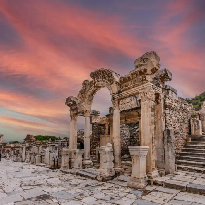 Vue sur le mangifique temple d'Hadrian à Éphèse en Turquie sous un ciel rose