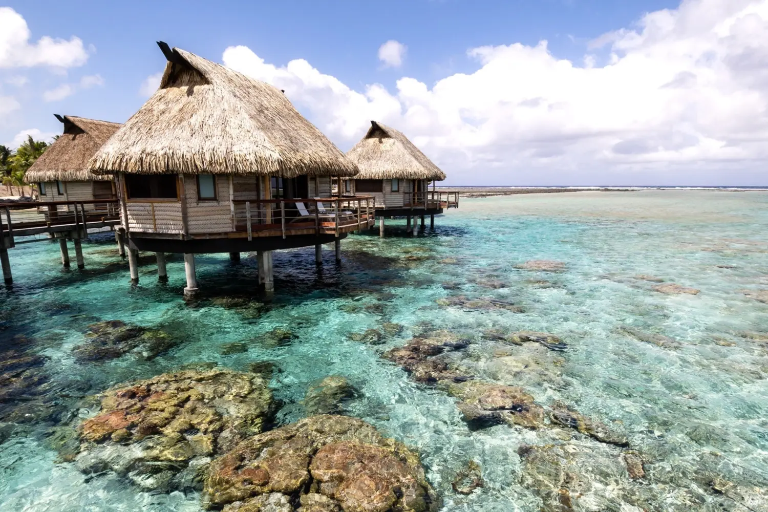 Des bungalow sur pilotis sur des eaux cristallines