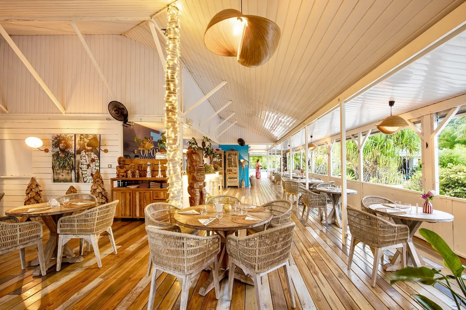 Un restaurant à ambiance exotique dans un hôtel en Polynésie française