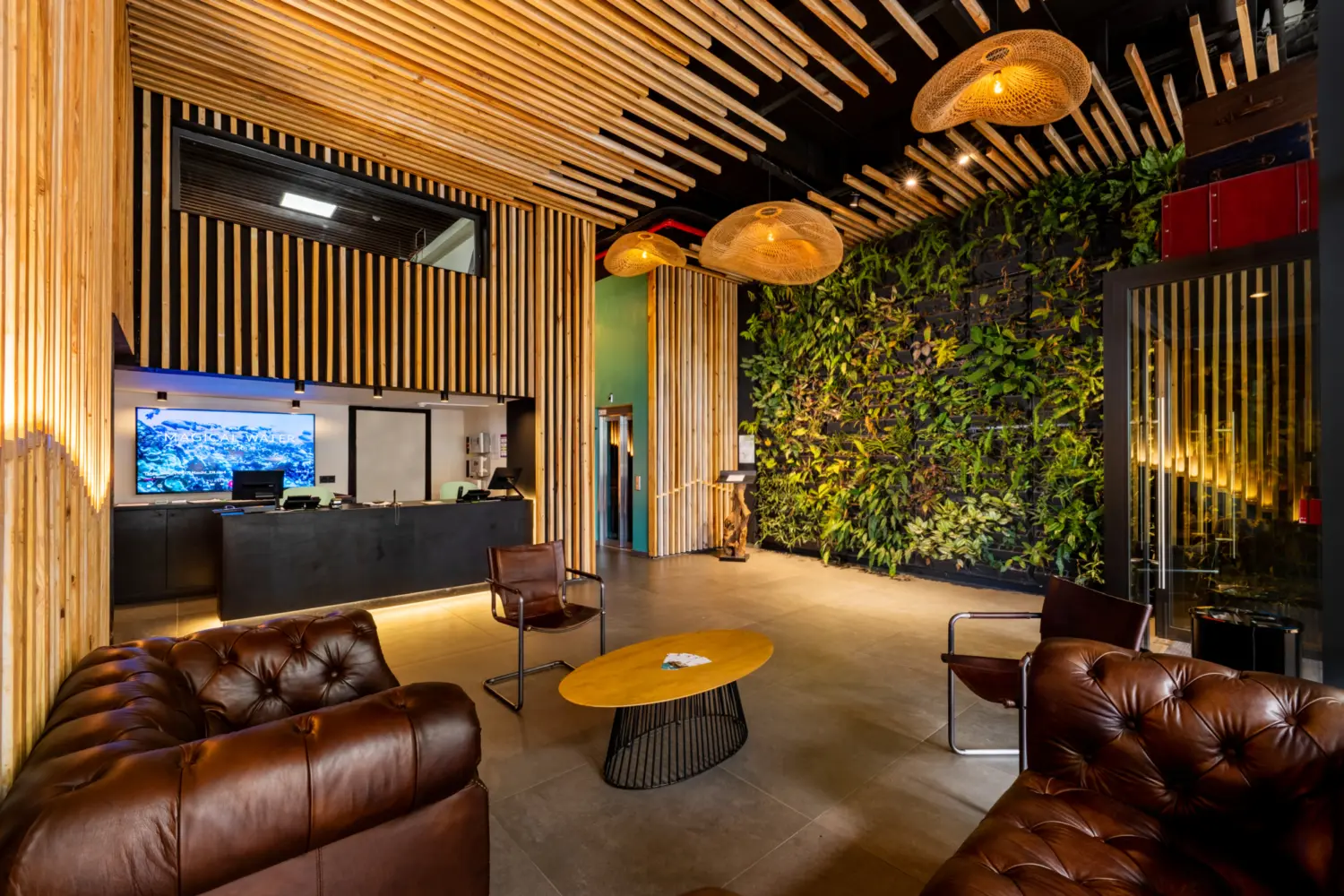 Un lobby d'hôtel décoré de bois et de verdure à Tahiti