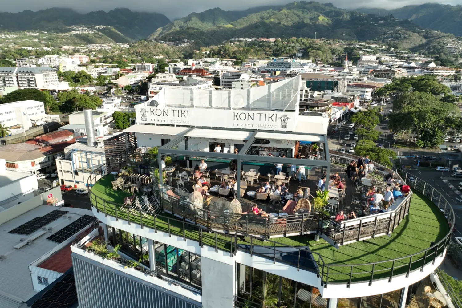 Vue aérienne sur un hôtel avec une terrasse sur le toit au cœur de Tahiti