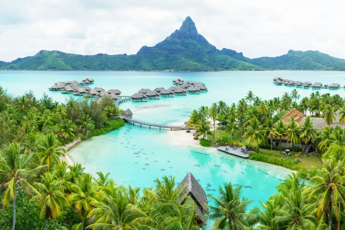 Vue aérienne sur le complexe hôtelier de l'InterContinental Bora Bora Resort & Thalasso Spa en Polynésie française avec vue sur le mont Otemanu